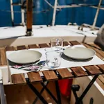 The Classic Sailboat Retreat Hotel na wodzie Lizbona