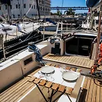 Πλωτό κατάλυμα The Classic Sailboat Retreat