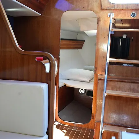 The Classic Sailboat Retreat * Лиссабон