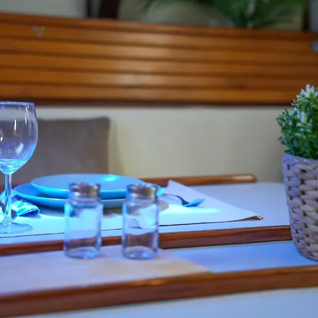Ботель Romantic Sailboat Retreat Marina De Alcantara Downtown