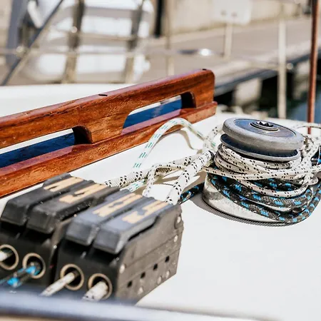 Ботель Romantic Sailboat Retreat Marina De Alcantara Downtown *