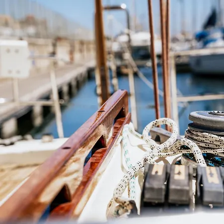 Romantic Sailboat Retreat Marina De Alcantara Downtown *
