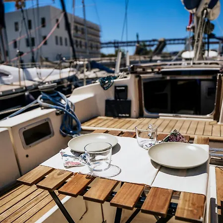 Ботель Romantic Sailboat Retreat Marina De Alcantara Downtown *