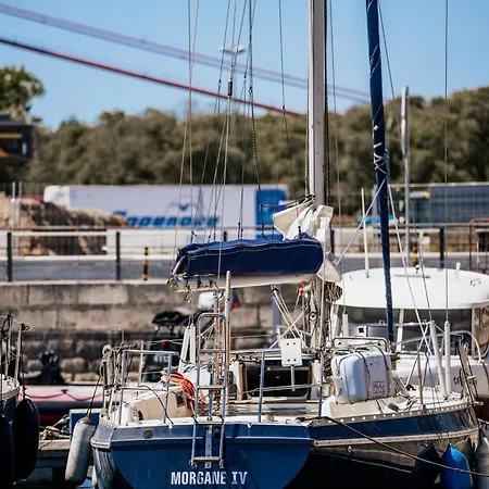 The Classic Sailboat Retreat Лиссабон