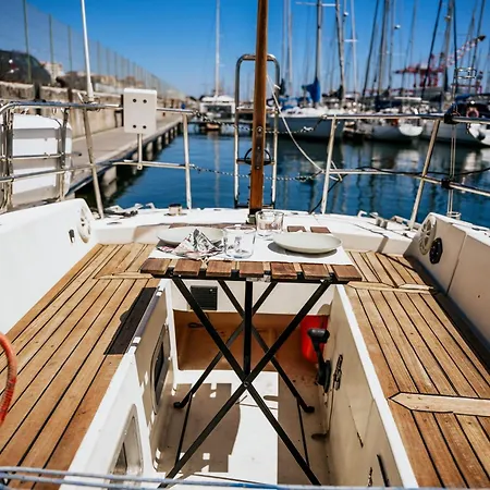 The Classic Sailboat Retreat Ботель *