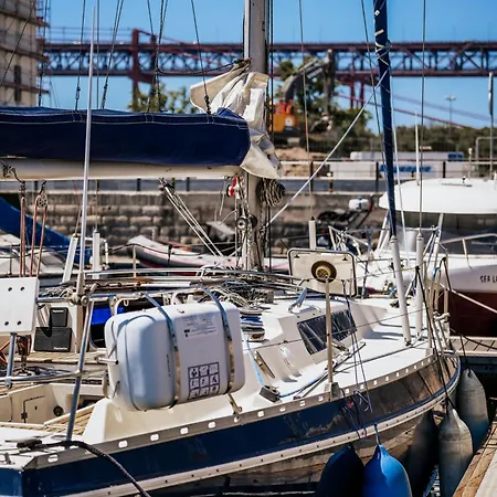 The Classic Sailboat Retreat Ботель