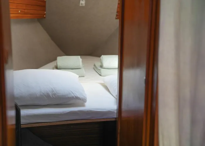 The Classic Sailboat Retreat Úszó hotel