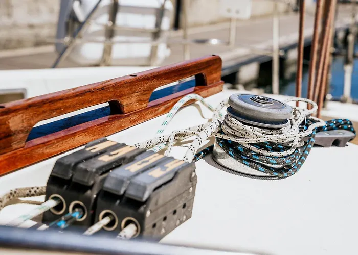 Botel The Classic Sailboat Retreat *