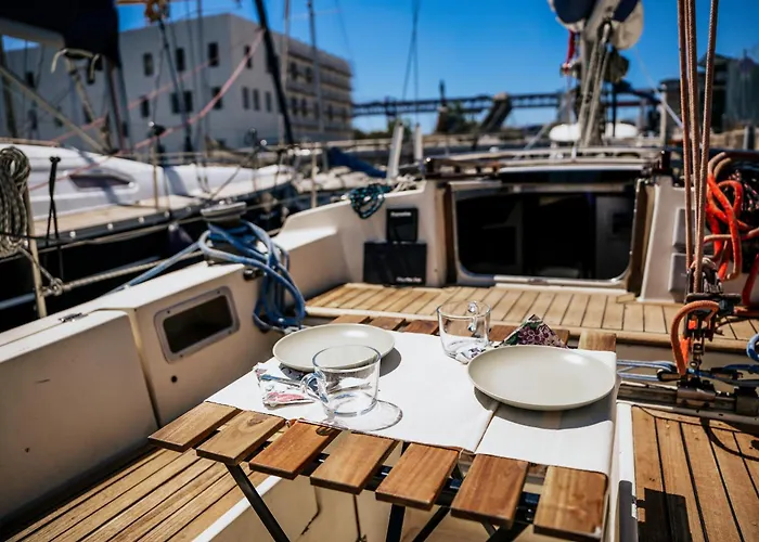 Botel The Classic Sailboat Retreat *