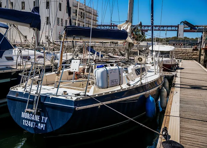 The Classic Sailboat Retreat Botel Lisbona